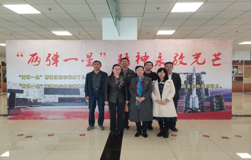 说明: E:\2019年工作\新闻稿\党支部新闻稿\科技处(实验设备管理中心、网络信息管理中心)党支部参观“两弹一星”精神展览馆+科技处党支部\IMG_20191016_150456_1.jpg